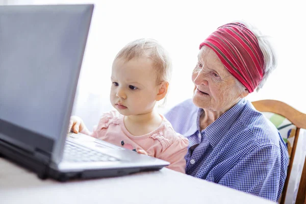 Senior Woman Her Great Granddaughter Looking Screen Laptop Computer Video — Stock Photo, Image