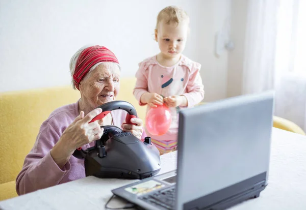 Seniorin Und Ihre Urenkelin Genießen Autorennen Videospiel Auf Laptop Hause — Stockfoto