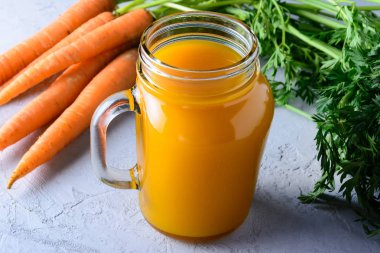 Yararlı veggie içki. Bir sebze ile güzel kompozisyon ve havuç suyu kavanoz.