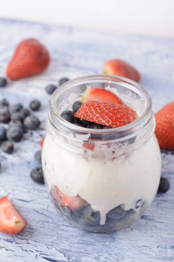 Yaban mersini ve çilek ile lezzetli bir tatlı. Yararlı doğal gıda. Sağlıklı kahvaltı.