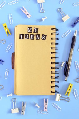 Yaylar üzerinde not defteri açık sayfada bir yazı ile. Benim fikir. İleti örneğini kargaşa içinde olduğunu. Mavi arka plan.