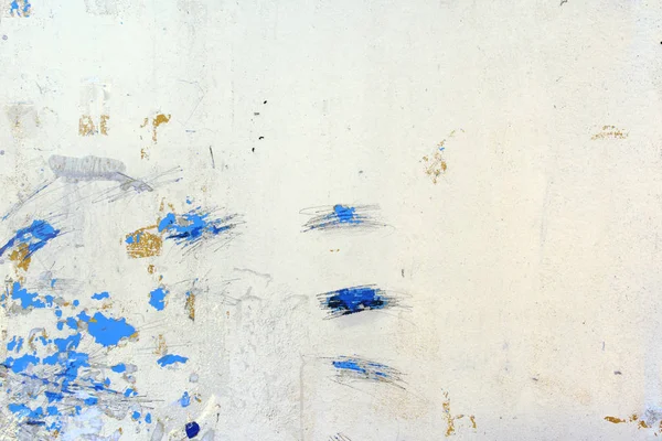 Uma parede com arranhões incompreensíveis, manchas e divórcios. Fundo branco incomum com manchas de tinta azul . — Fotografia de Stock