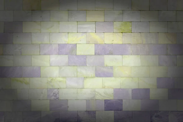 Стіна зроблена з мармурової жовтої і фіолетової плитки. Гарна кам'яна текстура. Порожній фон з віньєткою . — стокове фото