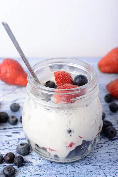 Jogurt w słoiku, z truskawek i borówek. Deser przydatne mleka. Zdrowe śniadanie. — Zdjęcie stockowe