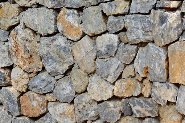 Стародавня кам'яна стіна фортеці. Цегляна кладка старих каменів і цегли. Незвичайний фон . — стокове фото