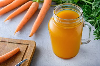 Havuç suyu ve sebze güzel kompozisyon bir kavanoz ile. Yararlı veggie içki.