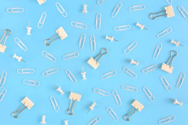 İleti örneği düzensizce parlak mavi bir arka plan üzerinde dağınık. Beyaz ataç ve ayaklanmalar büro düğmeleri. Üst fotoğraf.