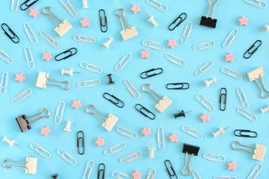 İleti örneği düzensizce turkuaz bir arka plan üzerinde dağınık. Beyaz ve siyah ataç, büro düğmeleri ve isyan küçük pembe yıldız. Üst fotoğraf.