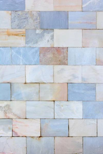 Unusual background. Beautiful wall of light marble tiles. The texture of the stone. — Stock Photo, Image