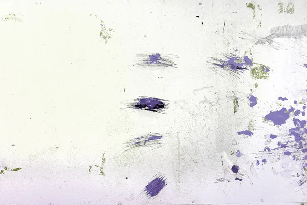 En vägg med obegripliga repor, blotting och skilsmässor. En ovanlig vit bakgrund med fläckar av violett färg. — Stockfoto