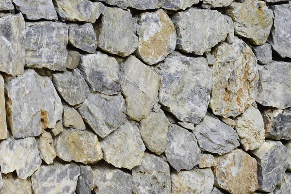 Стародавня кам'яна стіна фортеці. Цегляна кладка старих жовтих каменів і цегли. Незвичайний фон . — стокове фото