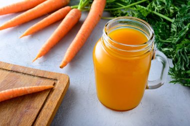 Bir sebze ile güzel kompozisyon ve havuç suyu kavanoz. Yararlı veggie içki.