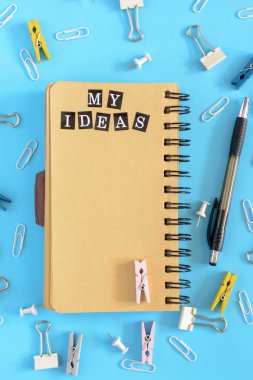 Yayları yazıt My fikirleri olan üstünde not etmek. Sayfaları kahverengi kağıt. İleti örneğinde bozukluk mavi bir arka plan üzerinde. En baştan görüntülemek.