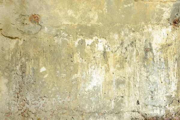 黄色い汚いコンクリート壁体の亀裂や穴。テクスチャと背景. — ストック写真