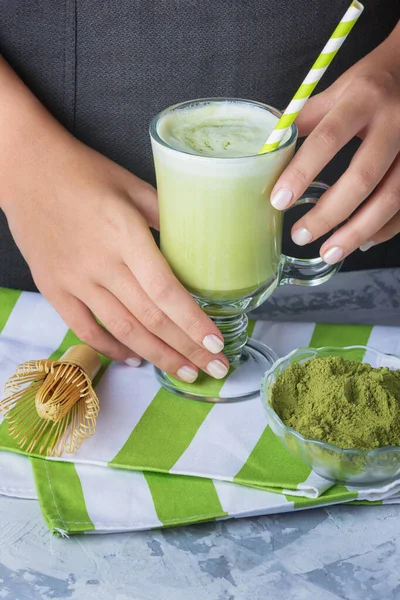 Latte hecho de té verde matcha y leche de soja de cerca. Foto recortada de las manos de las chicas baristas. Bebida vegetariana — Foto de Stock