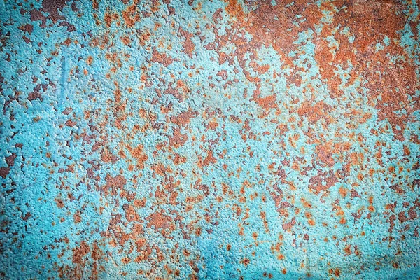 Old painted sheet of metal. Turquoise background with cracked paint and spots of rust. For layouts and sites — Stock Photo, Image