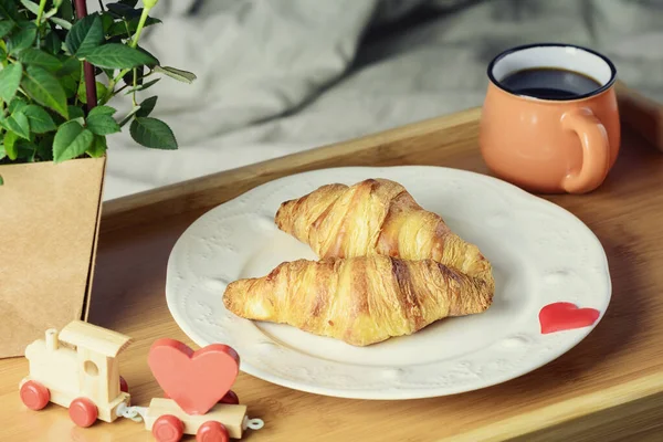 Coffee croissants, breakfast in bed. A romantic morning for your loved one — Stock Photo, Image