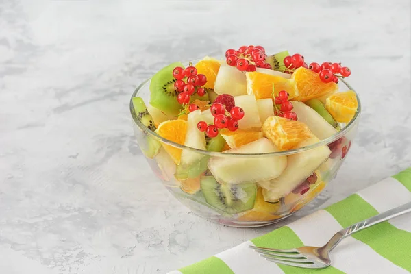 Verse snack geschild gesorteerd fruit bessen salade schaal — Stockfoto