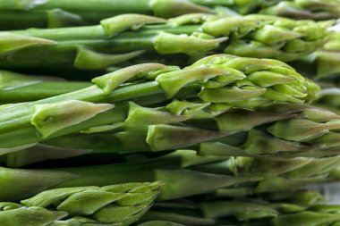 Sıradışı bir geçmişi var, yeşil kuşkonmaz yakın plan. Taze taze bitki.