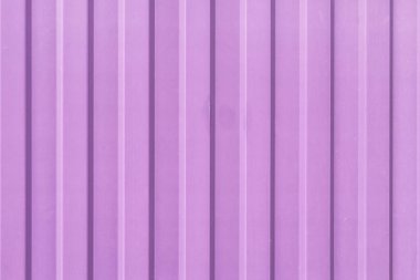 Parlak leylak renginde kıvrımlı metal bir levha. Siteler ve yerleşimler için soyut arkaplan