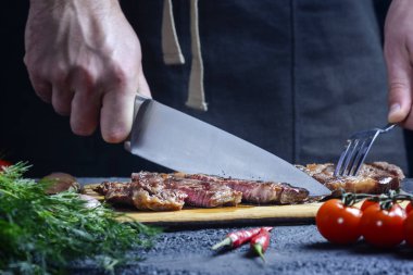 Taze hazırlanmış biftek servis edilmeden önce kesilir. Orta pişmiş sığır eti