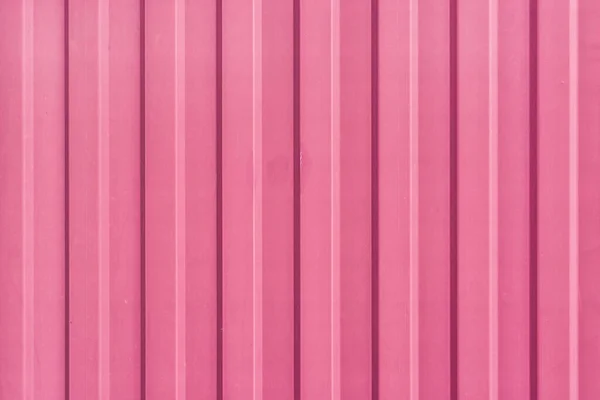 Uma folha pintada rosa brilhante de metal ondulado. Fundo abstrato para sites e layouts — Fotografia de Stock