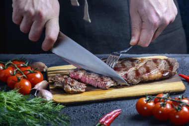 Taze kızarmış et porsiyonlara ayrılır. Kanlı biftek.