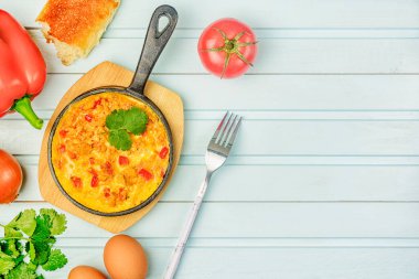 Türk ulusal yemeği, domatesli omlet, soğan ve domates, Menemen. Yukarıda fotoğraf var. İçindekiler kopyalama alanının yanına dizildi