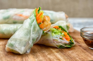 Sebzeli börek, karides ve pirinç eriştesi. Sağlıklı bir Asya atıştırmalığı.