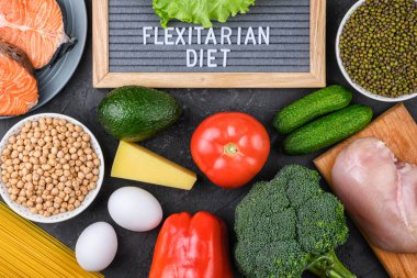 Esnek bir diyet için bir dizi ürün. Üstünde yazı olan keçeli kalem. Uygun beslenme