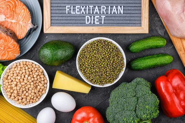 Un conjunto de productos para una dieta flexible. Plato de fieltro con la inscripción, un círculo de verduras, cereales y pescado. Nutrición adecuada Imágenes de stock libres de derechos