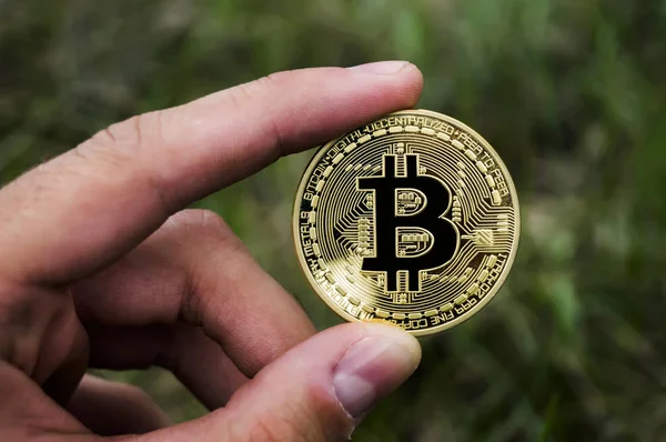 Nueva moneda criptográfica, bitcoin y finanzas de honorarios de computadora — Foto de Stock