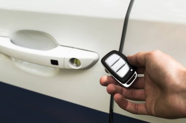 Adamın elinde araba kilidi açmak için anahtar