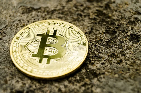 Bitcoin es una forma moderna de cambio y esta moneda criptográfica es un medio conveniente de pago en los mercados financieros y web — Foto de Stock