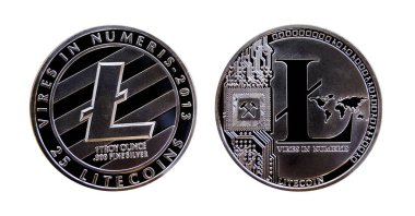 Beyaz arka plan üzerinde izole gümüş litecoin sikke
