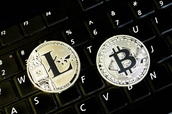 Bitcoin y litecoin es una forma moderna de cambio y esta moneda criptográfica es un medio conveniente de pago en los mercados financieros y web — Foto de Stock