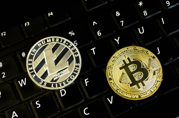 Bitcoin y litecoin es una forma moderna de cambio y esta moneda criptográfica es un medio conveniente de pago en los mercados financieros y web — Foto de Stock