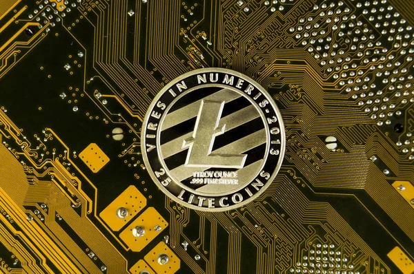 Litecoin es una forma moderna de cambio y esta moneda criptográfica es un medio conveniente de pago en los mercados financieros y web — Foto de Stock