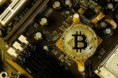 Omsk, Rusya Federasyonu - 4 Ağustos 2017: Bitcoin değişiminin modern bir yoludur ve bu Kripto para ödeme mali ve web pazarlara uygun aracı