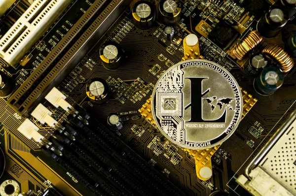 Omsk, Rusia - 4 Agustus 2017: Litecoin adalah cara pertukaran modern dan mata uang kripto ini merupakan sarana pembayaran yang mudah di pasar keuangan dan web — Stok Foto