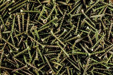 Vida ve tornavida masanın üzerine bir sürü