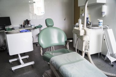 Diş sandalye ve klinik içinde tıbbi cihazlar