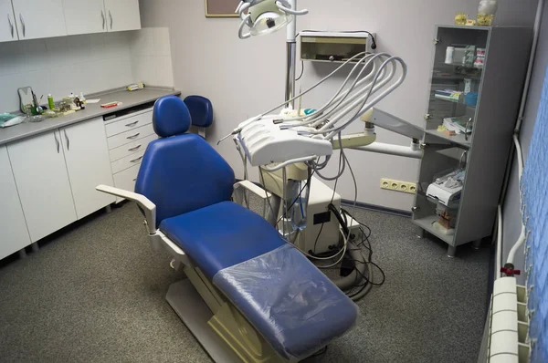 Diş sandalye ve klinik içinde tıbbi cihazlar