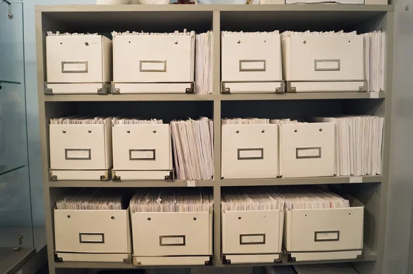 Registro o archivio delle cartelle mediche nella clinica dentistica . — Foto Stock