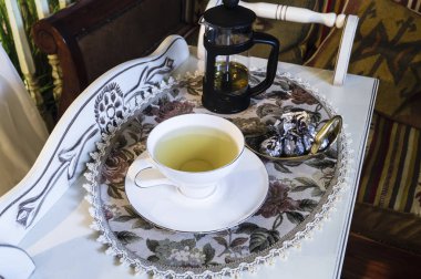 Fincan çay ve tatlılar bir vintage çay tablo