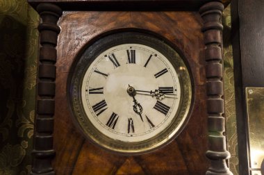 Romen rakamları ile antika ahşap saat