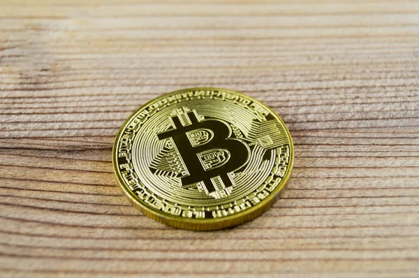 Bitcoin es una forma moderna de cambio y esta moneda criptográfica es un medio conveniente de pago en los mercados financieros y web — Foto de Stock