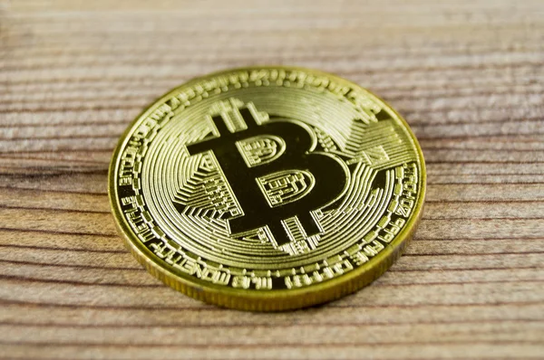 Bitcoin es una forma moderna de cambio y esta moneda criptográfica es un medio conveniente de pago en los mercados financieros y web — Foto de Stock