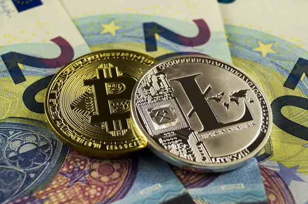 Bitcoin y litecoin es una forma moderna de cambio y esta moneda criptográfica es un medio conveniente de pago en los mercados financieros y web — Foto de Stock