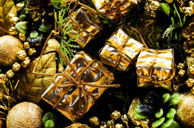 Darbe ve köknar ağacı Noel kompozisyon hediyeler